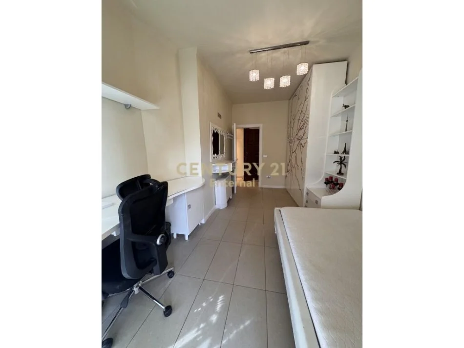 Tirane, jepet me qera apartament 3+1 Kati 6, 136 m² 1.500 € (Rruga e Kosovareve)