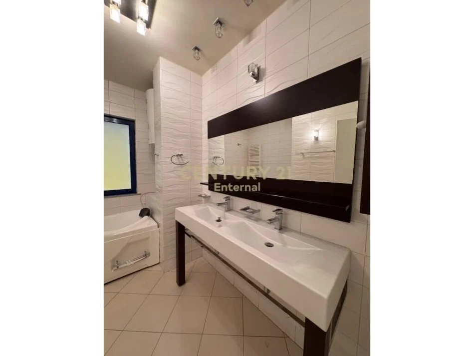 Tirane, jepet me qera apartament 3+1 Kati 6, 136 m² 1.500 € (Rruga e Kosovareve)