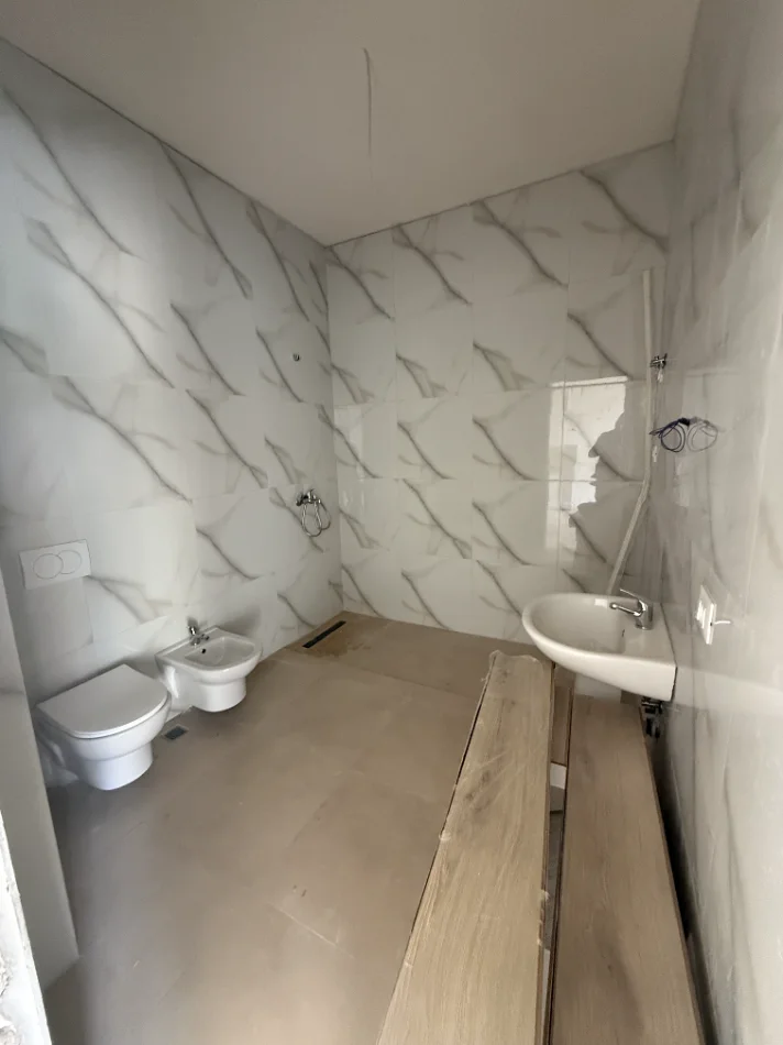 Tirane, shitet apartament 1+1+Ballkon Kati 1, 79 m² 150.000 € (Rruga Beniamin Kruta)