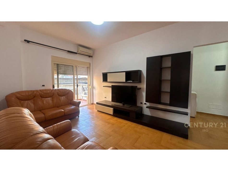 Tirane, jepet me qera apartament 2+1 Kati 2, 100 m² 650 € 
