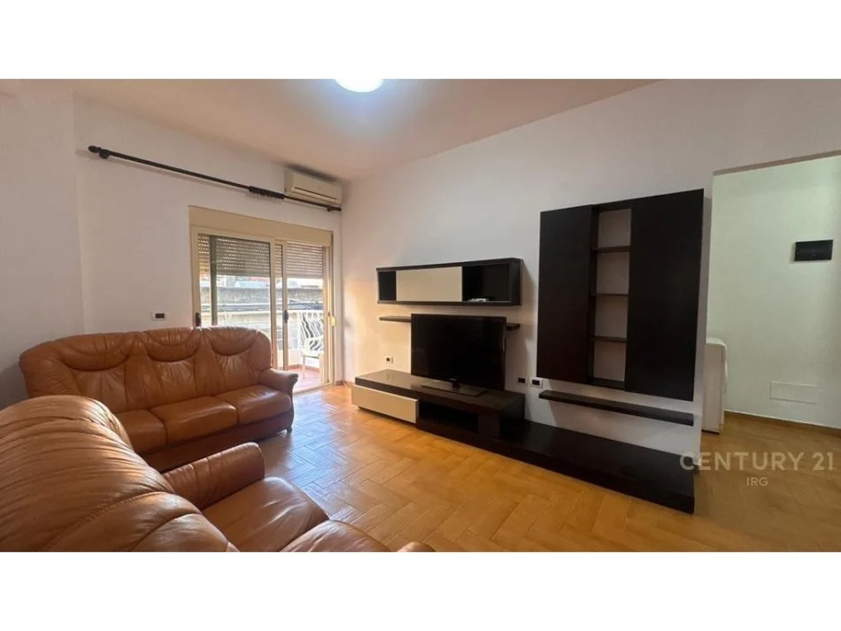 Tirane, jepet me qera apartament 2+1 Kati 2, 100 m² 650 € 