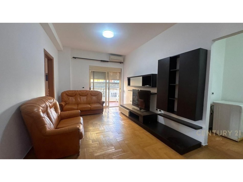 Tirane, jepet me qera apartament 2+1 Kati 2, 100 m² 650 € 