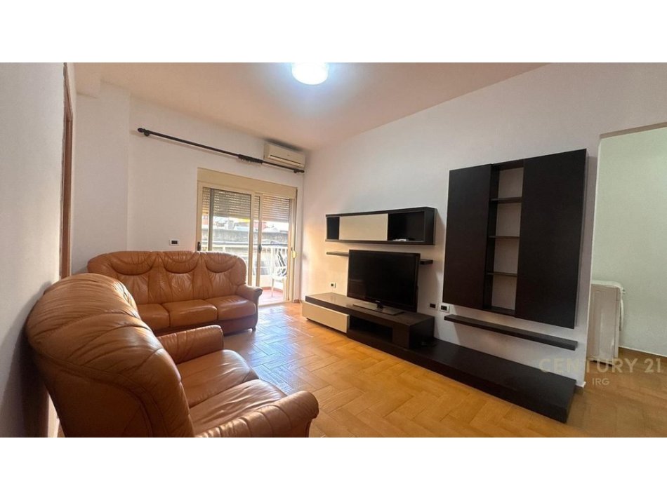 Tirane, jepet me qera apartament 2+1 Kati 2, 100 m² 650 € 