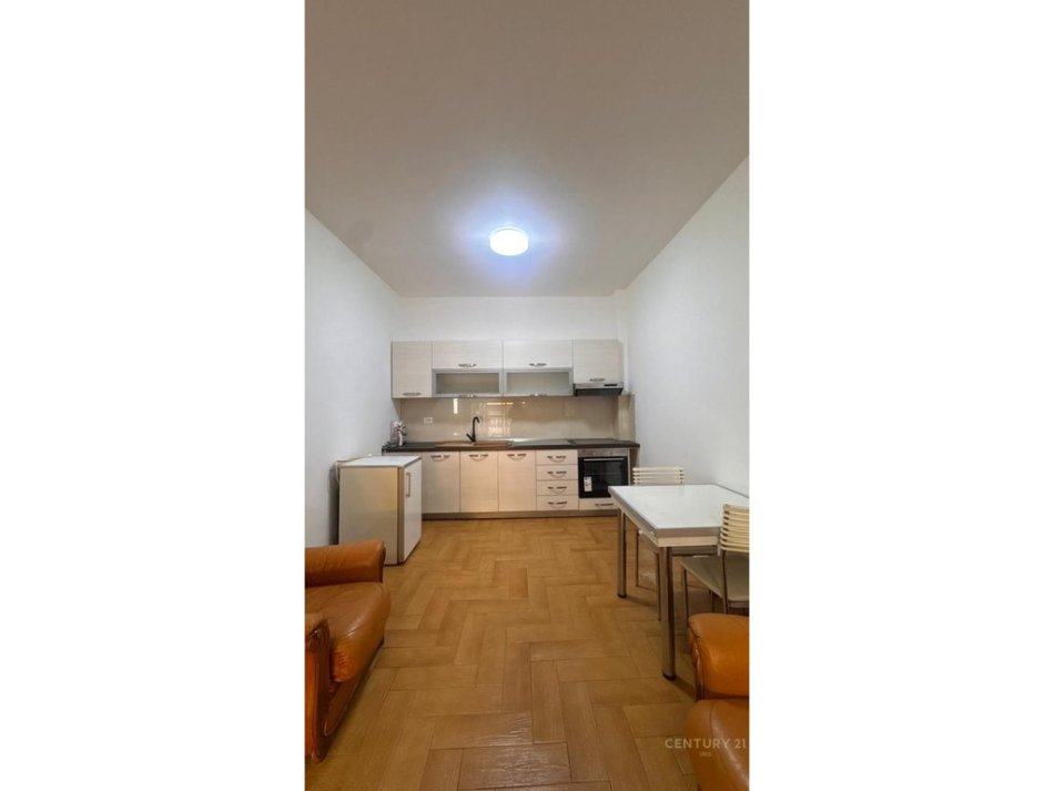 Tirane, jepet me qera apartament 2+1 Kati 2, 100 m² 650 € 