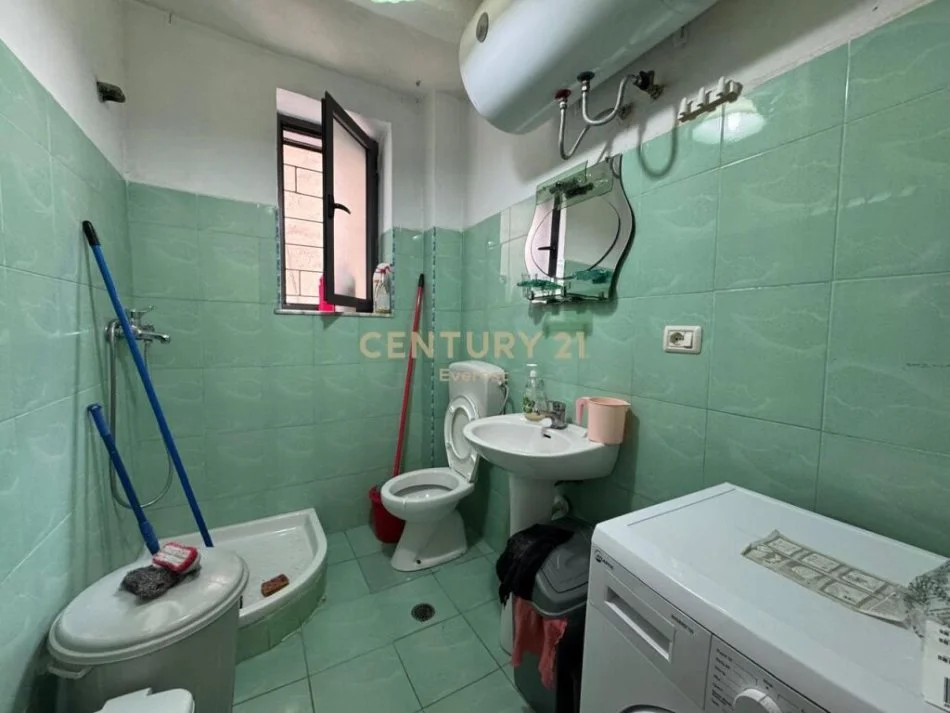 Tirane, jepet me qera apartament 1+1 Kati 2, 60 m² 400 € (Qender)