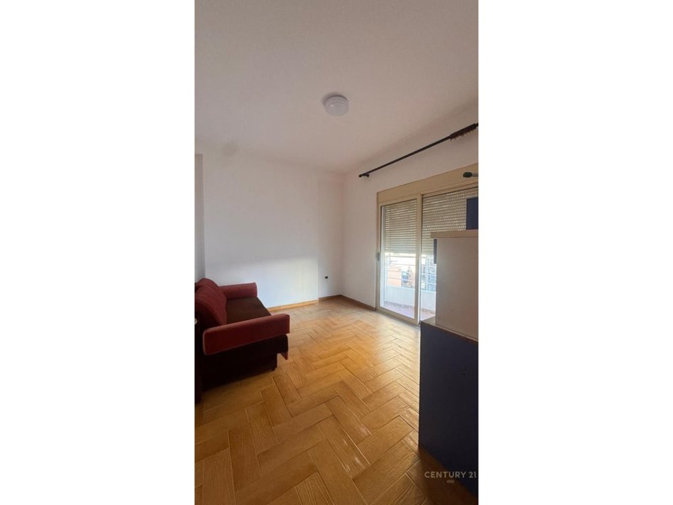 Tirane, jepet me qera apartament 2+1 Kati 2, 100 m² 650 € 