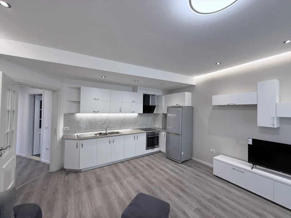 Tirane, jepet me qera apartament 2+1+Ballkon Kati 4, 106 m² 500 € (Sokrat Miho)