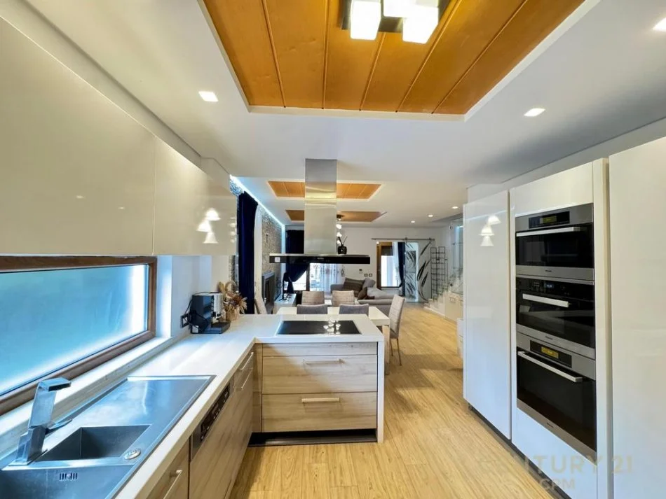 Tirane, jepet me qera Vile 3 Katshe Kati 3, 320 m² 2.500 € 