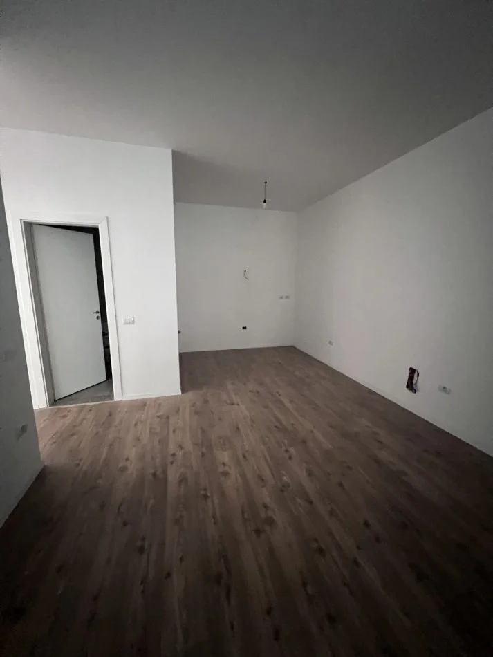 Tirane, jepet me qera apartament 1+1+Ballkon Kati 4, 74 m² 550 € (Liqeni Thate)