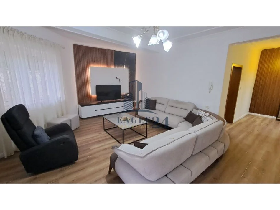 Tirane, jepet me qera apartament 2+1 , 130 m² 600 € (Vilat Gjermane)