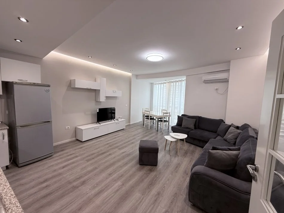 Tirane, jepet me qera apartament 2+1+Ballkon Kati 4, 106 m² 500 € (Sokrat Miho)