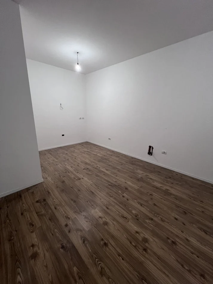 Tirane, jepet me qera apartament 1+1+Ballkon Kati 4, 74 m² 550 € (Liqeni Thate)