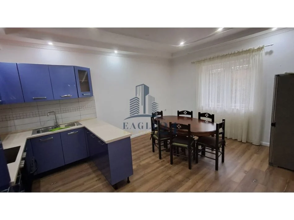 Tirane, jepet me qera apartament 2+1 , 130 m² 600 € (Vilat Gjermane)