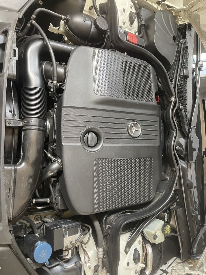 Tirane, shitet makine MERCEDES BENZ. C CLAS W204 2010 Nafte, e bardhë manuale Klima 215 km 6.500 €