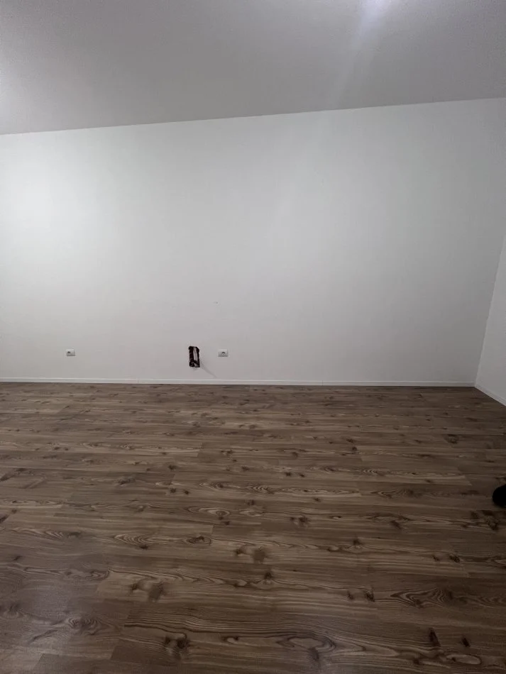 Tirane, jepet me qera apartament 1+1+Ballkon Kati 4, 74 m² 550 € (Liqeni Thate)