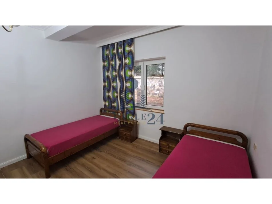Tirane, jepet me qera apartament 2+1 , 130 m² 600 € (Vilat Gjermane)