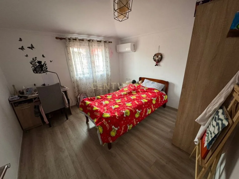 Tirane, jepet me qera apartament 3+1 Kati 2, 150 m² 600 € 