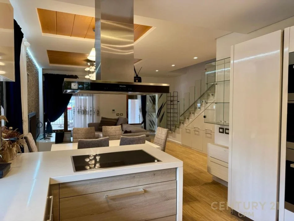 Tirane, jepet me qera Vile 3 Katshe Kati 3, 320 m² 2.500 € 