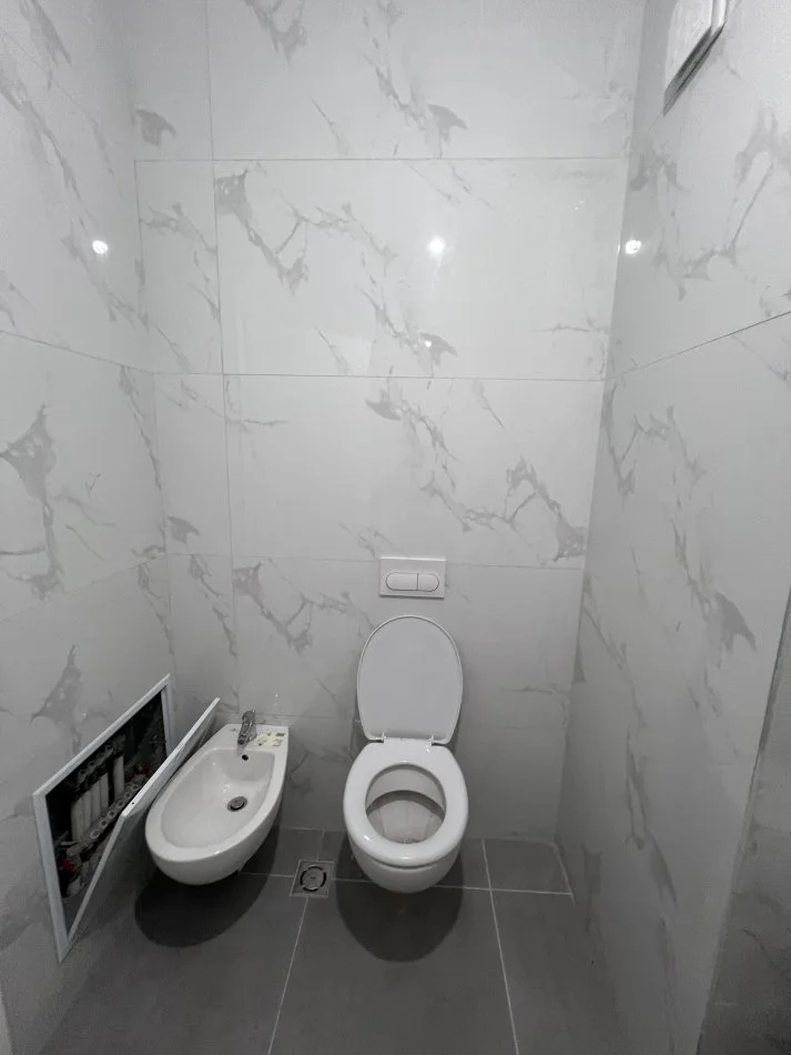 Tirane, jepet me qera apartament 1+1+Ballkon Kati 4, 74 m² 550 € (Liqeni Thate)