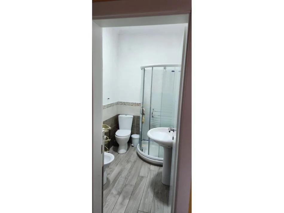 Tirane, jepet me qera apartament 3+1 Kati 2, 150 m² 600 € 