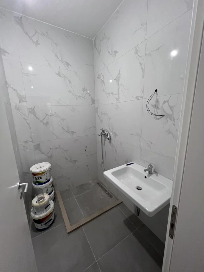 Tirane, jepet me qera apartament 1+1+Ballkon Kati 4, 74 m² 550 € (Liqeni Thate)