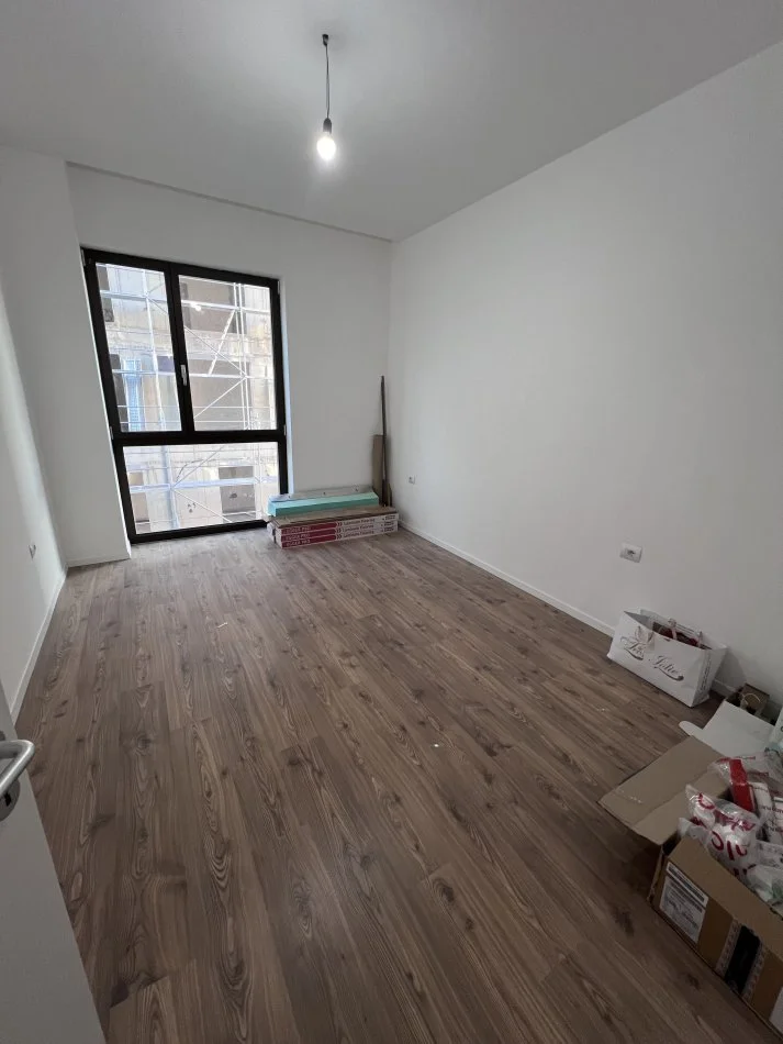 Tirane, jepet me qera apartament 1+1+Ballkon Kati 4, 74 m² 550 € (Liqeni Thate)