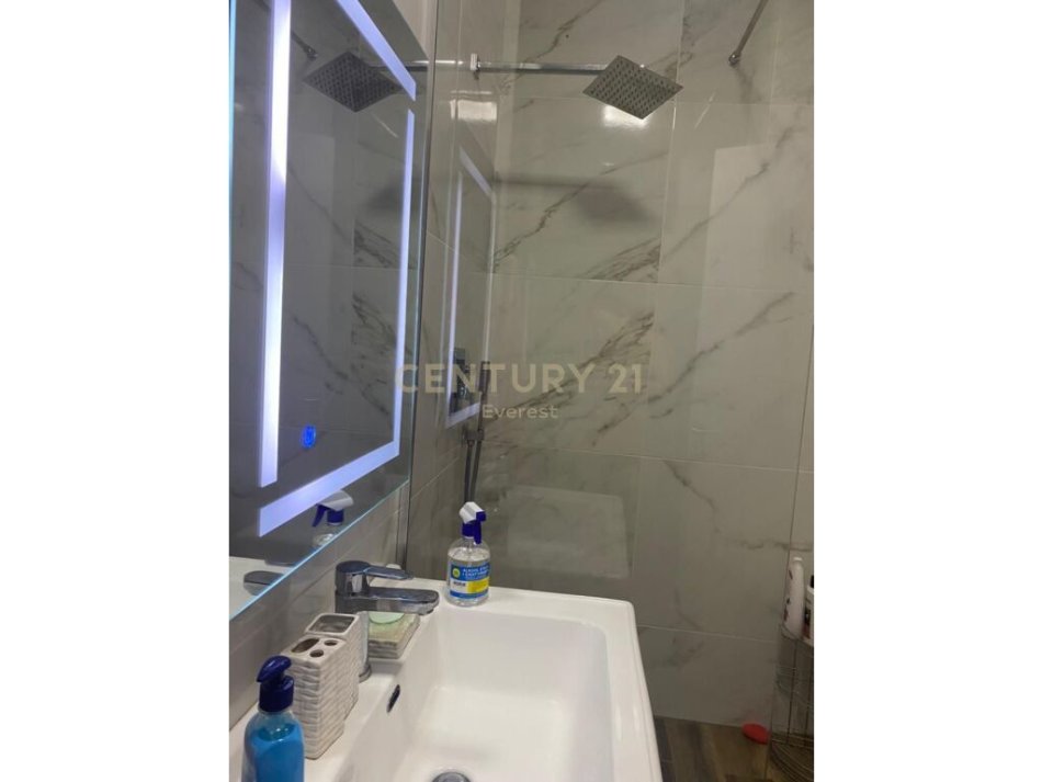 Tirane, jepet me qera apartament 1+1 Kati 8, 70 m² 700 € (Rruga panorama)