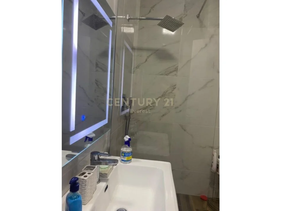 Tirane, jepet me qera apartament 1+1 Kati 8, 70 m² 700 € (Rruga panorama)