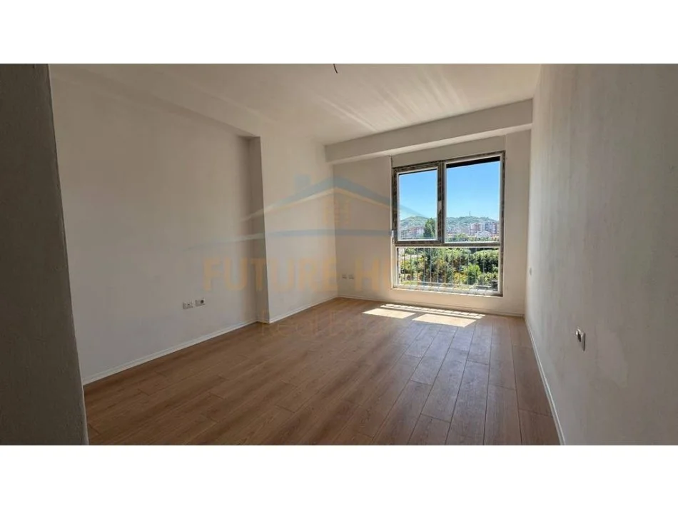 Tirane, shitet apartament 3+1+Ballkon Kati 4, 230.000 € (Fusha e aviacionit super apartament 150m2 kompleksi IBN)