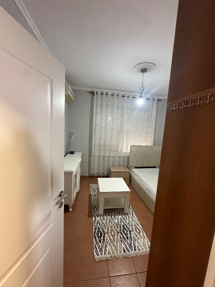 Tirane, jepet me qera apartament 2+1+Aneks+Ballkon Kati 5, 65 m² 500 € (rruga ferit xhajko)