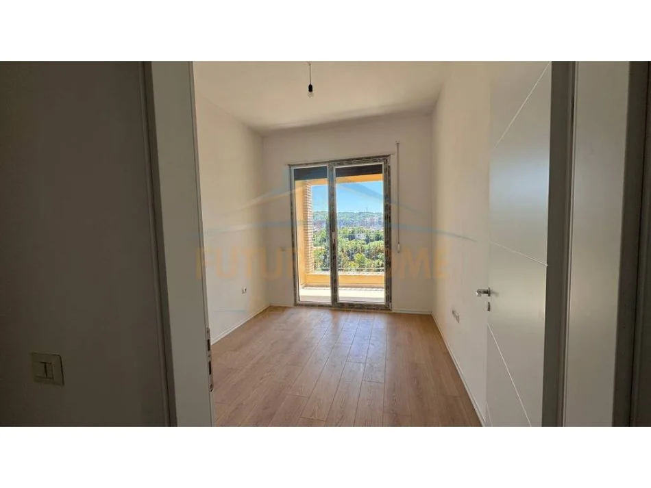 Tirane, shitet apartament 3+1+Ballkon Kati 4, 230.000 € (Fusha e aviacionit super apartament 150m2 kompleksi IBN)