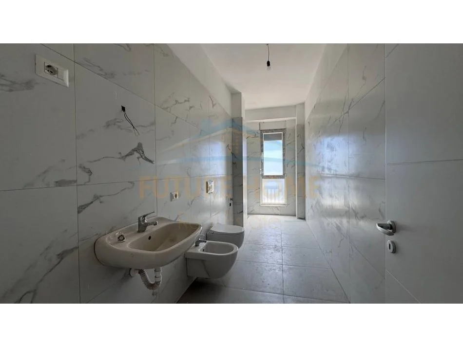 Tirane, shitet apartament 3+1+Ballkon Kati 4, 230.000 € (Fusha e aviacionit super apartament 150m2 kompleksi IBN)