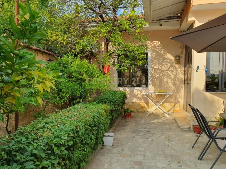 Tirane, jepet me qera 2+1 Kati 0, 800 € 