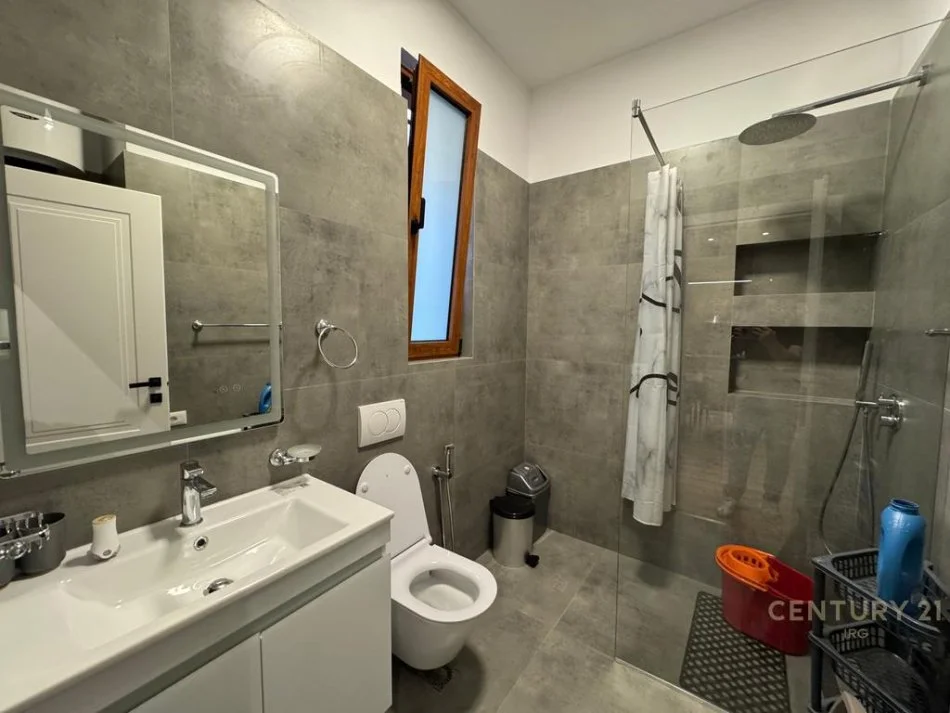 Tirane, jepet me qera apartament 1+1 Kati 1, 90 m² 700 € (Selite)