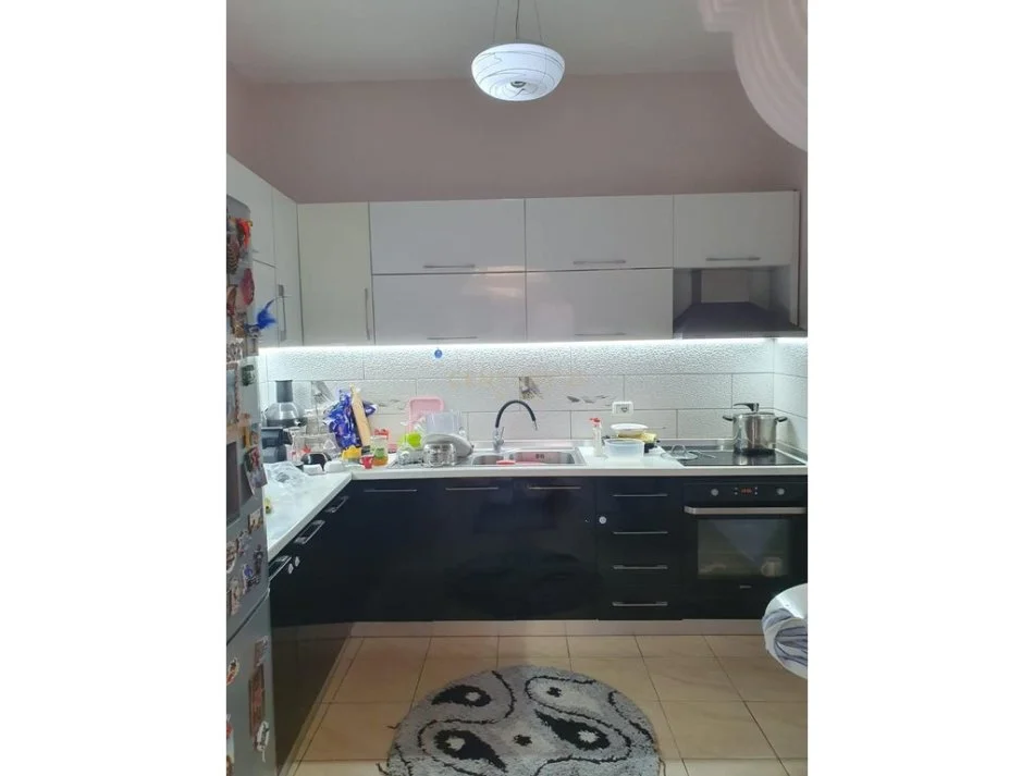 Tirane, jepet me qera 2+1 Kati 0, 800 € 