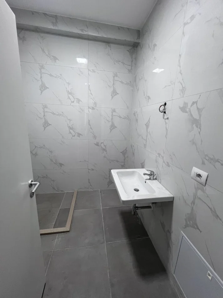 Tirane, jepet me qera apartament 2+1+Aneks+Ballkon Kati 2, 120 m² 1.000 € (Liqeni Thate)