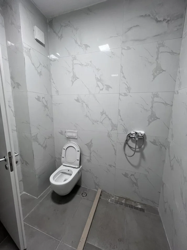 Tirane, jepet me qera apartament 2+1+Aneks+Ballkon Kati 2, 120 m² 1.000 € (Liqeni Thate)