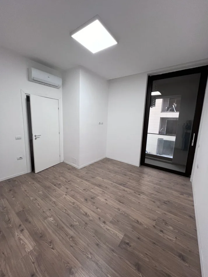 Tirane, jepet me qera apartament 2+1+Aneks+Ballkon Kati 2, 120 m² 1.000 € (Liqeni Thate)