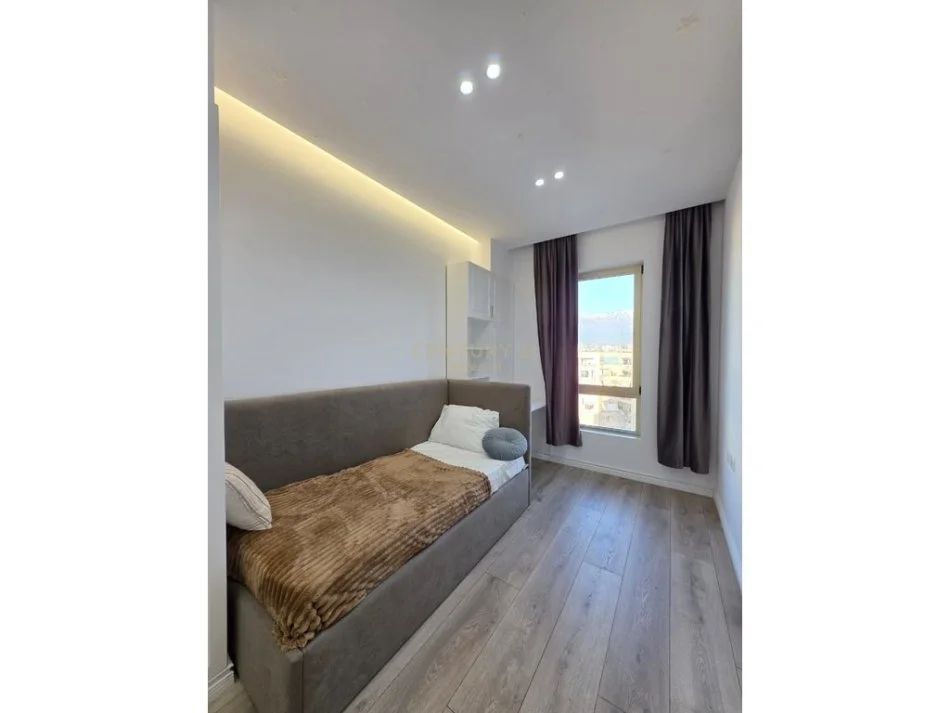 Tirane, jepet me qera apartament 2+1+Aneks+Ballkon Kati 8, 136 m² 2.000 € (Rruga Faik Konica)