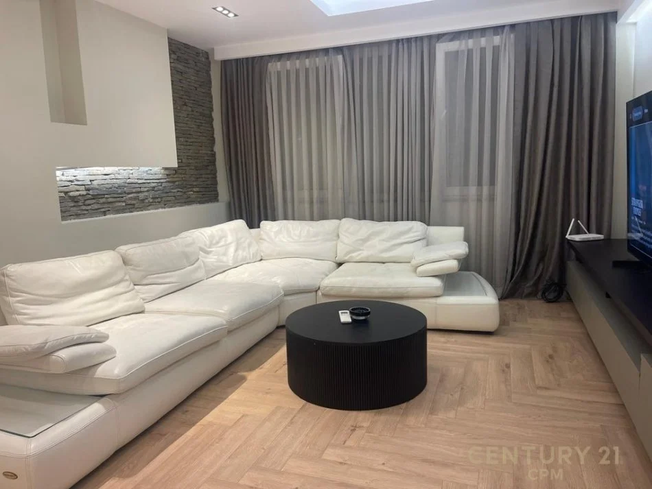Tirane, jepet me qera apartament 2+1+Aneks+Ballkon Kati 1, 198 m² 3.000 € (Libri Universitar)