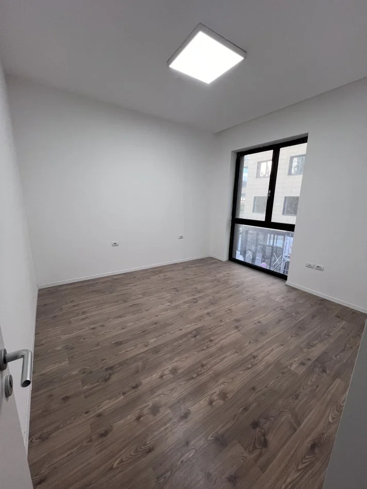 Tirane, jepet me qera apartament 2+1+Aneks+Ballkon Kati 2, 120 m² 1.000 € (Liqeni Thate)
