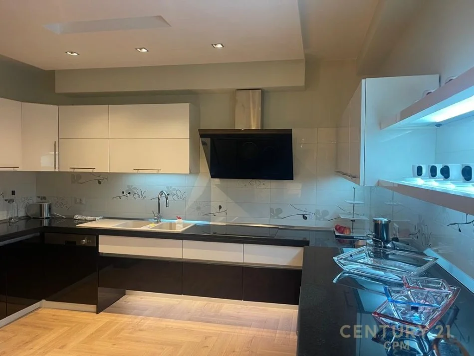 Tirane, jepet me qera apartament 2+1+Aneks+Ballkon Kati 1, 198 m² 3.000 € (Libri Universitar)