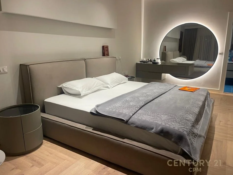 Tirane, jepet me qera apartament 2+1+Aneks+Ballkon Kati 1, 198 m² 3.000 € (Libri Universitar)