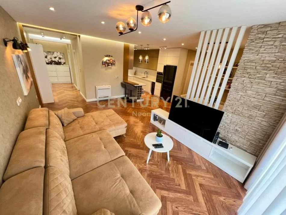 Tirane, jepet me qera apartament 3+1+Ballkon Kati 9, 139 m² 1.600 € 