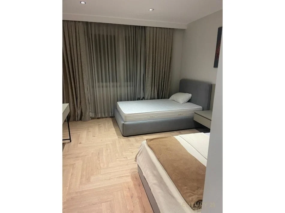 Tirane, jepet me qera apartament 2+1+Aneks+Ballkon Kati 1, 198 m² 3.000 € (Libri Universitar)