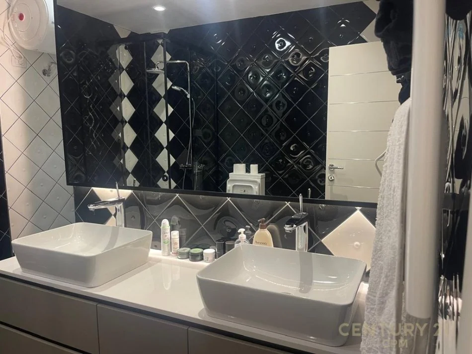 Tirane, jepet me qera apartament 2+1+Aneks+Ballkon Kati 1, 198 m² 3.000 € (Libri Universitar)