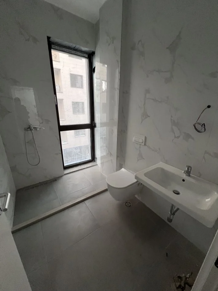 Tirane, jepet me qera apartament 2+1+Aneks+Ballkon Kati 2, 120 m² 1.000 € (Liqeni Thate)