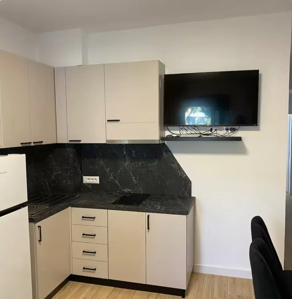 Gjiri Lalezit | Hamallaj, jepet me qera apartament 1+1+Ballkon , 85 m² 120 €