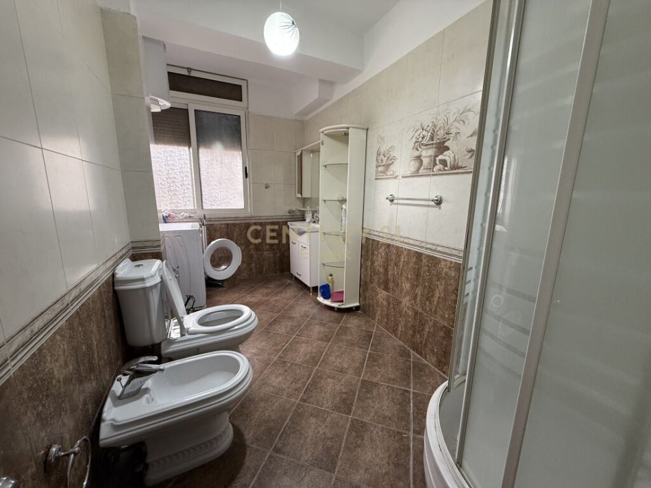 Tirane, jepet me qera apartament 2+1 Kati 2, 103 m² 550 € (Rruga e durresit)