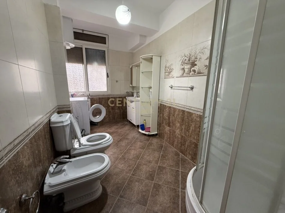 Tirane, jepet me qera apartament 2+1 Kati 2, 103 m² 550 € (Rruga e durresit)